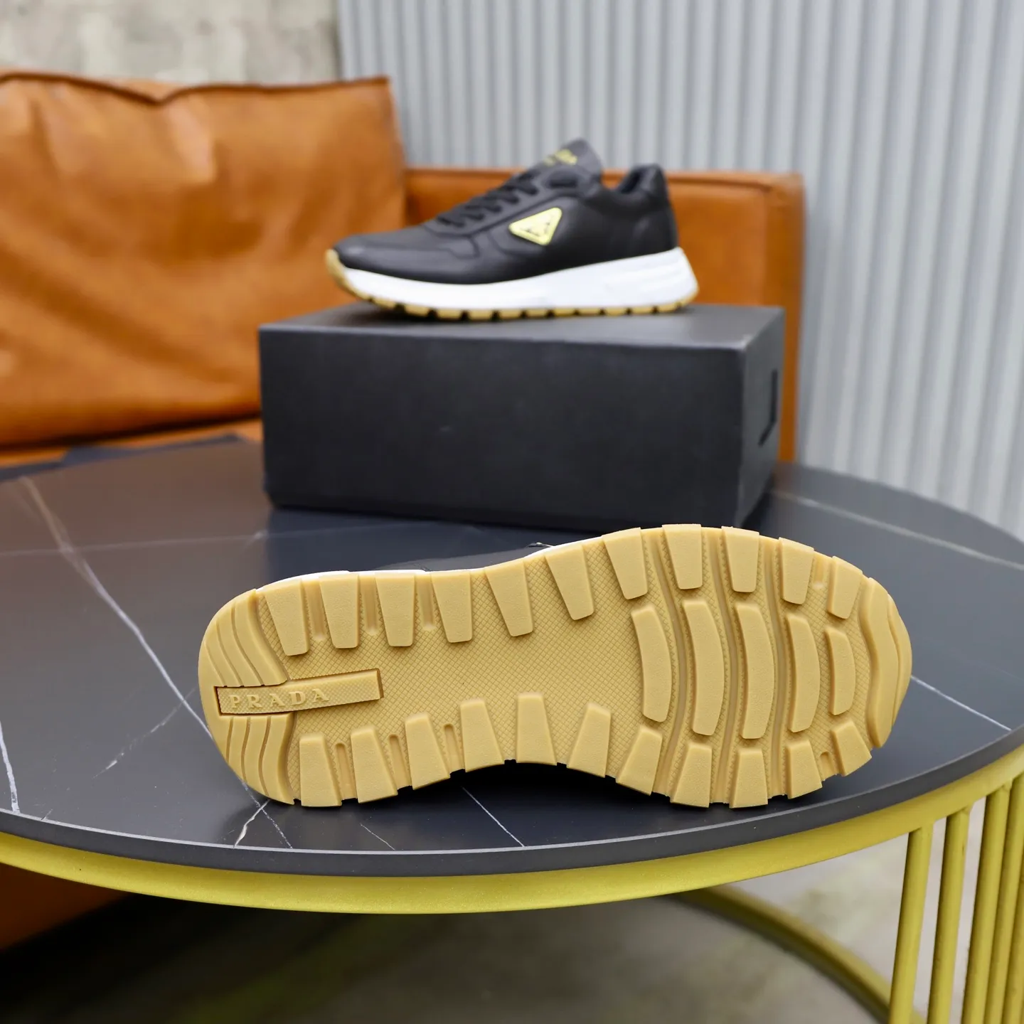 Factory price: 600💰Top original order Brand: PRADA (Prada) Standard code: Men's size 38/44 (45 can be customized) Grade: Same as the official website Material: Original cowhide stitching, cowhide lining, original combination two-color wear-resistant soft outsole Style category: casual sports version, young fashion, European and American trend, British style Color: actual picture color